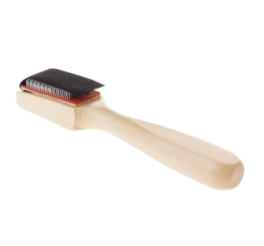 Spazzola Wish Dance Shop con dentini in acciaio per pulire suola in bufalo, manico resistente e design funzionale.