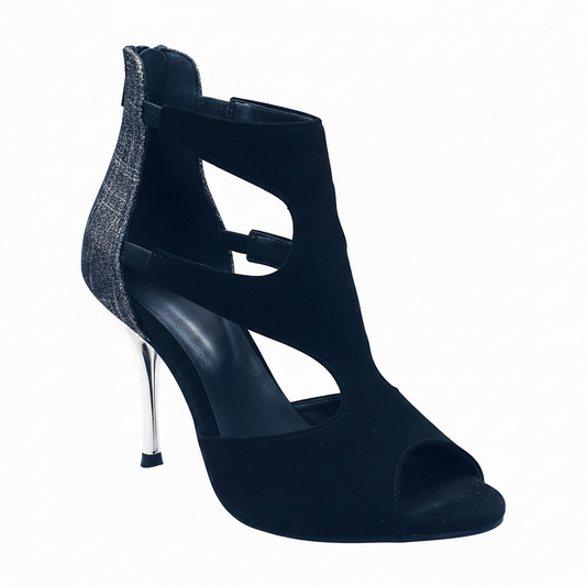 Sandalo da donna Nina Fish in camoscio nero con tacco alto, dettaglio in Fish Carbon Boreale, su suola elegante.