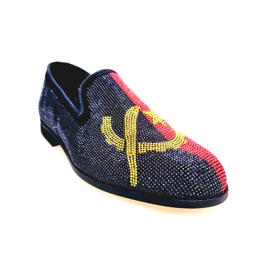 Scarpa da uomo MACETE Facão 800PJ in camoscio nero con dettagli oro, bandiera angolana e miniborchie rosse e nere.