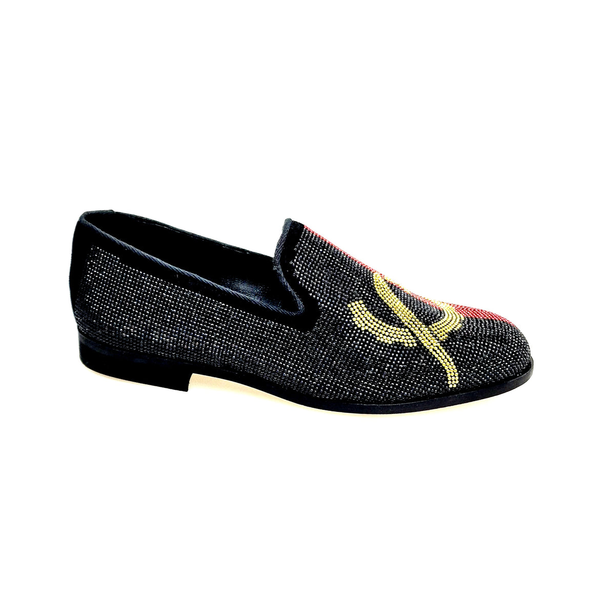 Scarpa da uomo MACETE Facão (800PJ) in camoscio nero con dettagli bandiera angolana, miniborchie rosse e oro, stile elegante.