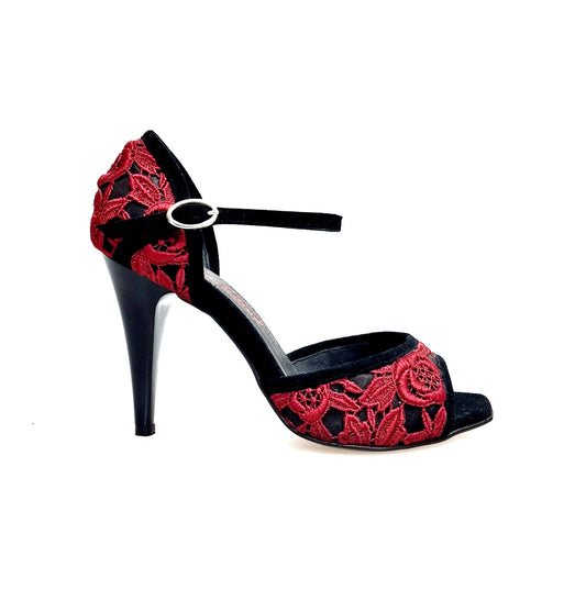 Sandalo donna Wish Dance in camoscio nero e Pizzo Sally Rosso Granada con tacco a spillo largo smaltato nero.