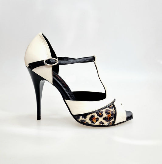Scarpa in pelle beige e nera Wish Dance Janis F.626 con inserto paillettes leopardate, tacco a spillo smaltato nero.