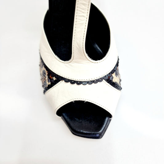 Scarpa in pelle beige e nera Wish Dance F.626 con inserto paillettes leopardate e tacco a spillo smaltato nero.