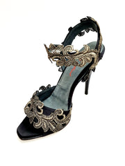 Load image into Gallery viewer, NURYA PZ F.626 (R.L. by WISH DANCE) Sandalo da Donna in Raso Seta Nera con Applicazione di Pizzo Macramé Tacco a Spillo Sottile Smaltato Nero