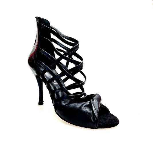 Sandalo alto da donna Wishdance Natalia (360) in vernice nera e pelle con fascette e tacco a spillo, vista frontale.