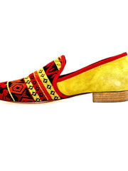 Carica immagine nella Galleria, Mocassino uomo Wish Dance Shop MS21 in tessuto con fantasie messicane, tallone in camoscio giallo senape e tacco in legno.