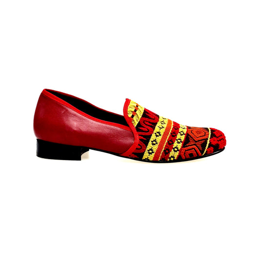 Mocassino uomo Mexican MS21 in tessuto con fantasie messicane, tacco in legno e dettaglio in pelle rossa.