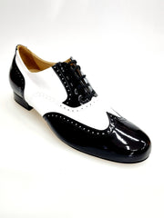 Load image into Gallery viewer, ADOLFO (811F Chicago Forata) - Stringata a Coda di Rondine Mod. Oxford Profili Forati in Vernice Nera e Vernice Bianca