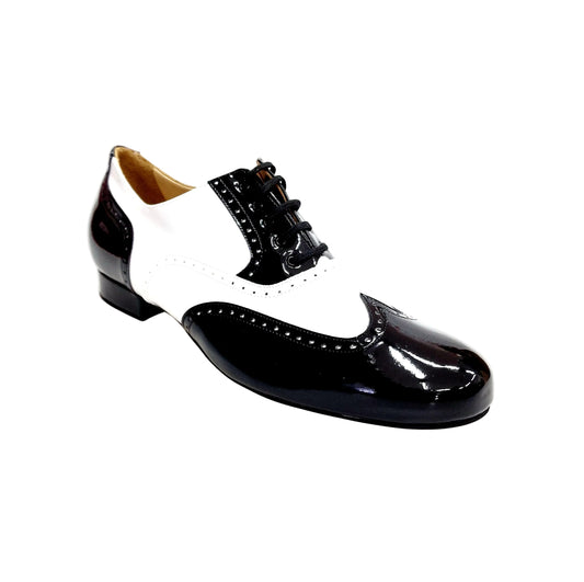 Scarpe stringate Adolfo Chicago Forata Oxford in vernice nera e bianca, con profili forati e dettagli eleganti.