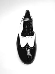 Load image into Gallery viewer, ADOLFO (811F Chicago Forata) - Stringata a Coda di Rondine Mod. Oxford Profili Forati in Vernice Nera e Vernice Bianca