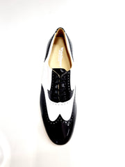 Load image into Gallery viewer, ADOLFO (811F Chicago Forata) - Stringata a Coda di Rondine Mod. Oxford Profili Forati in Vernice Nera e Vernice Bianca