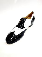 Load image into Gallery viewer, ADOLFO (811F Chicago Forata) - Stringata a Coda di Rondine Mod. Oxford Profili Forati in Vernice Nera e Vernice Bianca