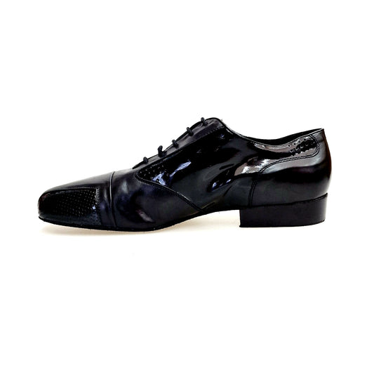 Scarpa in morbida pelle nera e vernice nera Wish Dance MOMO con punta tonda a coda di rondine, dettaglio elegante e raffinato