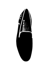 Carica immagine nella Galleria, Mocassino Stefan Black MS20 KIMA in camoscio nero con profilo bianco e ricamo Kima bianco, forma lunga, su sfondo neutro.