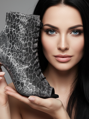 Load image into Gallery viewer, ALEXIS Silver Black (Art. 132) - Mezzo Stivaletto con Zip in Sunseet Canna di Fucile Tacco a Spillo in Alluminio Laminato Grigio canna di fucile