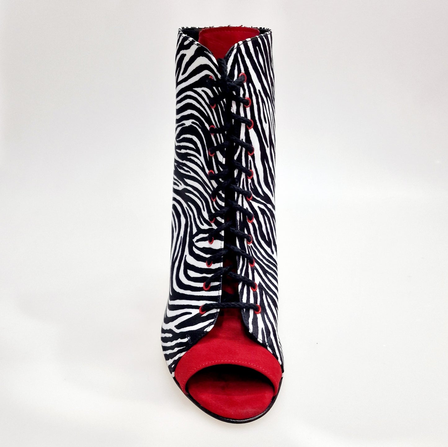Stivaletto Wish Dance Shop Alexis Zebra con zip, raso seta zebra, inserti in camoscio rosso e tacco a spillo in alluminio verniciato rosso.