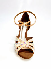 Load image into Gallery viewer, DE LUXE MARIPOSA (L102 QB) - Scarpa da Ballo Donna in Raso Seta Carne Flash Cinturino Incrociato Sulla Caviglia con Swarovski Boreali Tacco Basso a Rocchettino