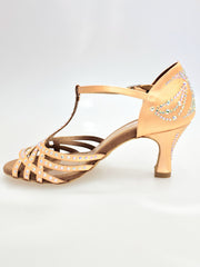 Carica immagine nella Galleria, Scarpa da ballo Wish Dance Shop Lana L12 in raso e seta carne con Swarovski Boreali e tacco a rocchetto, dettaglio elegante e raffinato