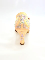 Carica immagine nella Galleria, Scarpa da ballo Wish Dance Shop Lana L12 in raso seta carne con Swarovski Boreali e tacco a rocchetto.