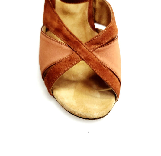 Scarpa LIVIA T104 R.L. Wish Dance in camoscio bronzo tan e raso seta bronzo tan con tacco basso e suola extraflex.