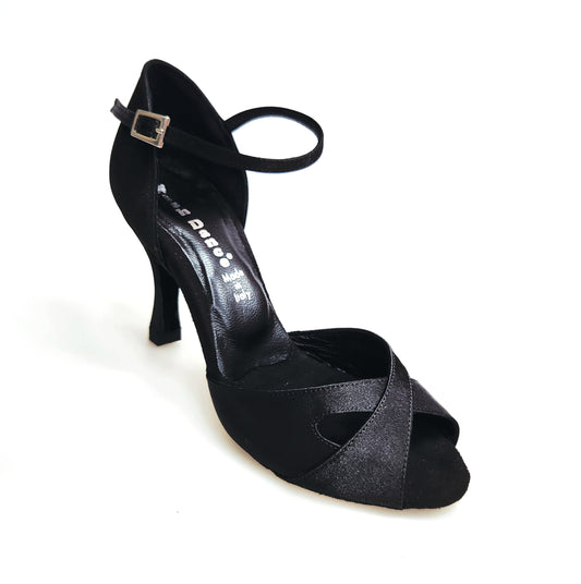 Scarpa da donna Ely QA in raso seta nero con cinturino alla caviglia e tacco a rocchetto, vista frontale.