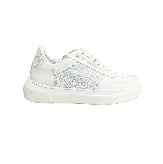 Sneaker Wish Dance Shop MIKI Cielo Perla in pelle bianca con fori, inserti cristallo celeste, suola in lattice e fodera antisudore.