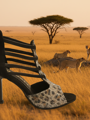Carica immagine nella Galleria, SESHAT Leopard Swarovki (460F) - Sandalo da Donna in Camoscio Nero Elastici Neri con Livrea Leopardo in Swarovski Bianchi Neri Champagne e Oro e tacco a Rocchettino Smaltato Nero