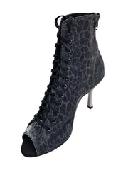 Carica immagine nella Galleria, ALEXIS Silver Black (Art. 132) - Mezzo Stivaletto con Zip in Sunseet Canna di Fucile Tacco a Stiletto Squadrato Sottile in Alluminio Laminato Grigio Canna di Fucile
