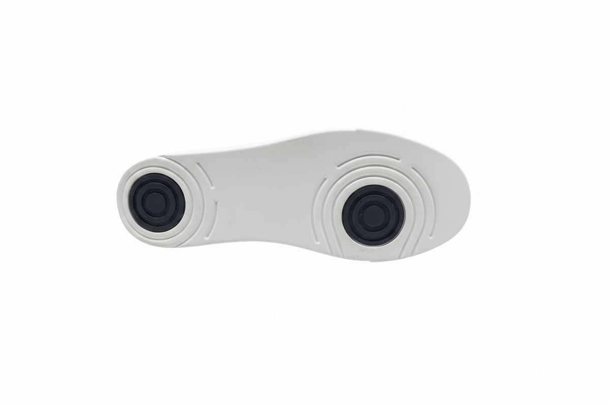 Sneaker ecopelle bianca Suprema White Black Vortex (FCE) con suola in gomma, dettagli neri, design leggero e confortevole.
