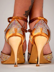 Carica immagine nella Galleria, DELUXE MARIPOSA (L102 QB) - Scarpa da Ballo Donna in Raso Seta Bronzo Tan con Swarovski  Cinturino Incrociato alla Caviglia e Tacco a Spillo Laminato Oro Ramato