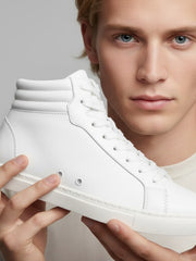 Carica immagine nella Galleria, Sneaker GERO White Vortex Wish Dance Shop con tomaia in ecopelle bianca, suola bianca, dettagli neri e design alto collo.