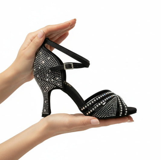 Scarpa da ballo donna LULY Dreams Black in raso nero con cinturino incrociato, strass e tacco a rocchetto.
