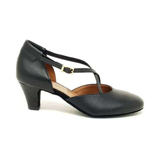 Scarpa da donna Cuccarini (458) in vera pelle nera, semichiusa, con tacco basso e design elegante.
