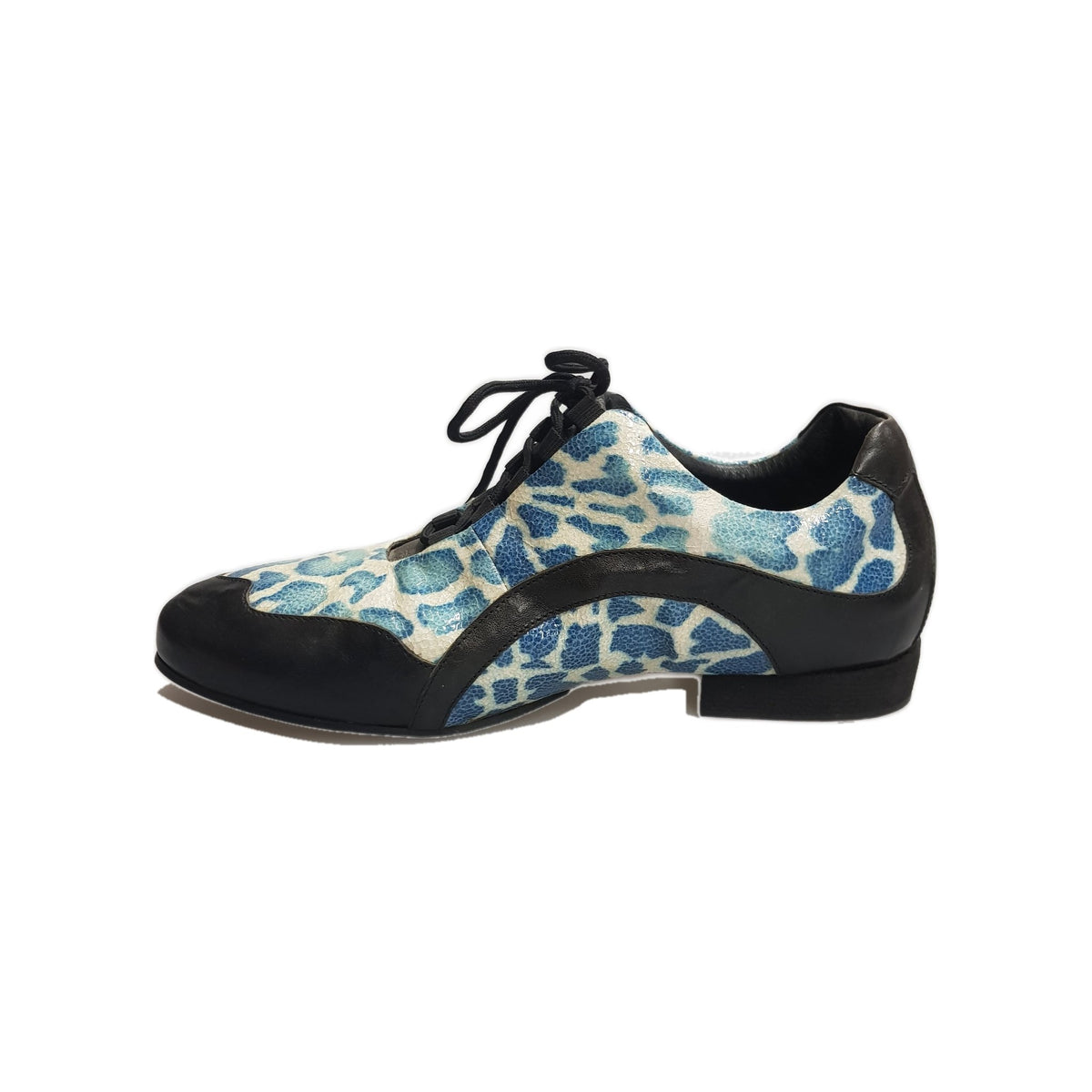 Scarpa da uomo Louis Movida by WISH DANCE in pelle nera con dettaglio blu, vista laterale.