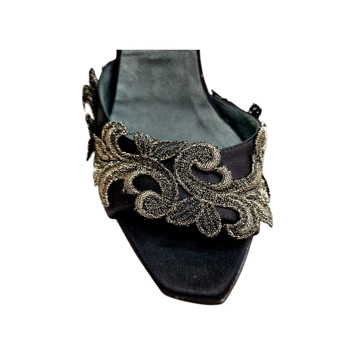 Sandalo da donna Wish Dance PZ F.626 in raso di seta nera con applicazione di pizzo macramé e tacco a spillo sottile.