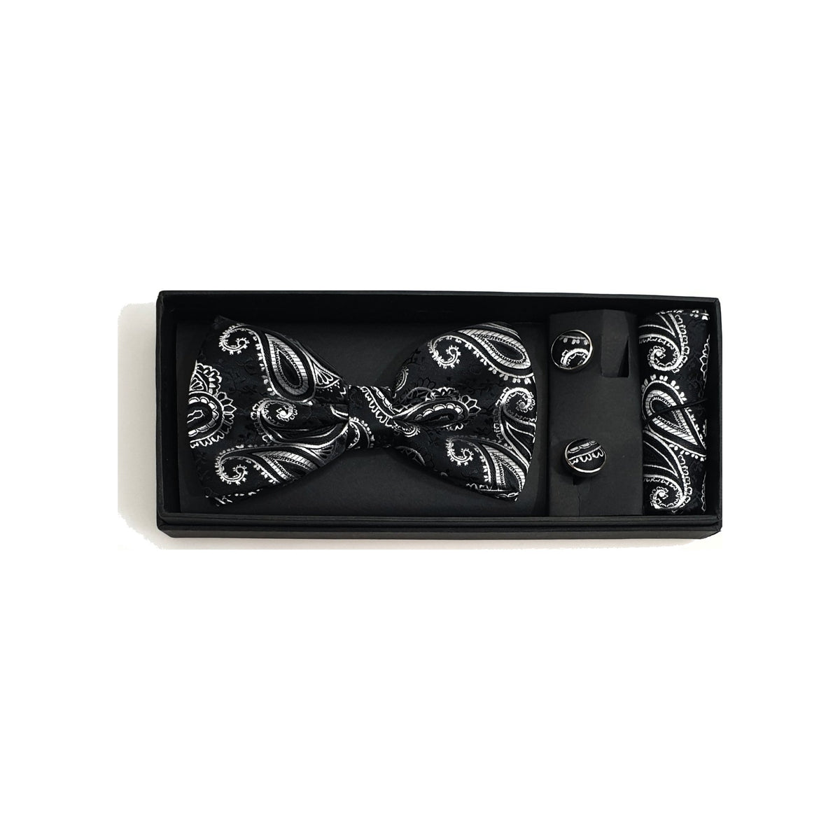 Set papillon in raso seta nero fantasia cashmere argento con pochette e gemelli modello Vogue, elegante accessorio da uomo.