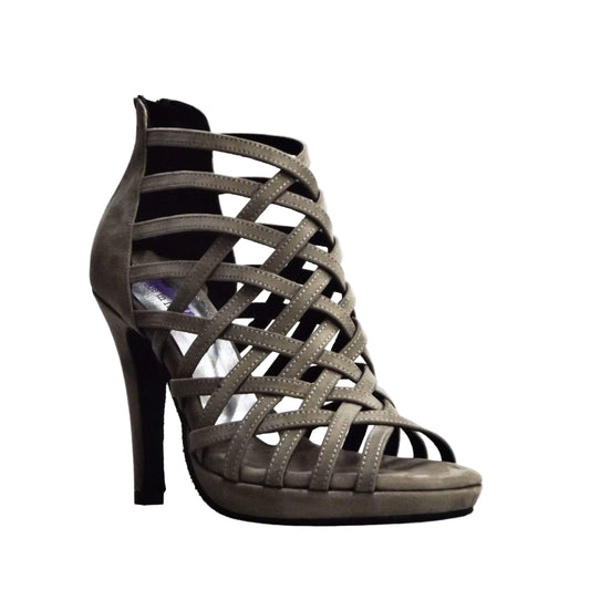 Scarpa donna Intrigo in camoscio grigio con tacco a spillo largo e plateau, modella elegante e moderna.