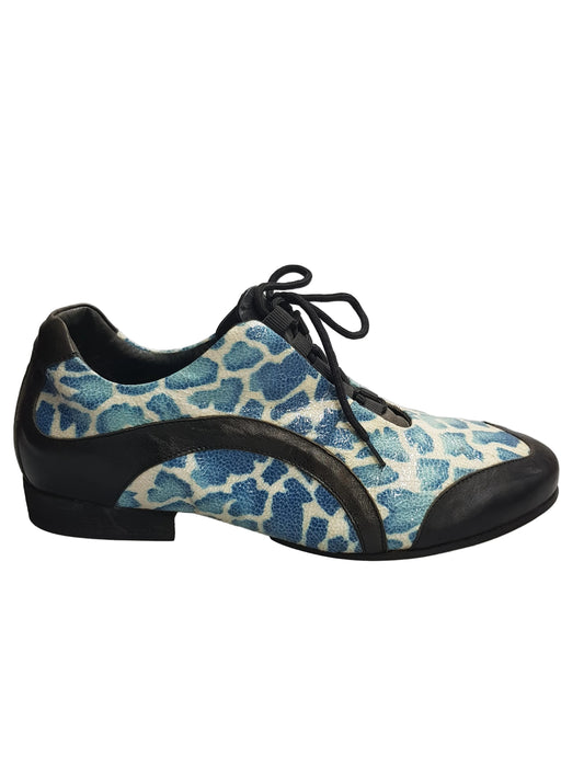 Scarpa da uomo Louis Movida by WISH DANCE in pelle nera con dettagli blu, stile elegante e moderno.