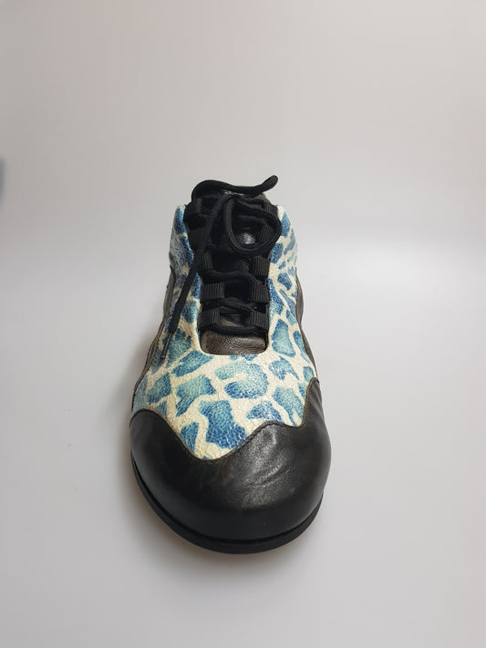 Scarpa da uomo Louis Movida by WISH DANCE in pelle nera con dettagli blu, elegante e di alta qualità.