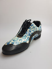 Carica immagine nella Galleria, Scarpa da uomo Louis Movida by WISH DANCE in pelle nera con dettagli blu, elegante e di alta qualità.