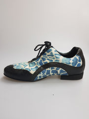 Carica immagine nella Galleria, Scarpa da uomo Louis Movida by WISH DANCE in pelle nera con dettaglio blu, vista laterale.
