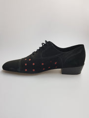 Load image into Gallery viewer, Scarpa da uomo Vasco in camoscio nero con pois rossi, elegante e versatile, marca Movida by WISH DANCE.