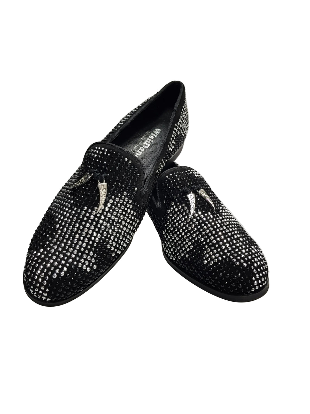 Mocassino da uomo Wishdance Lion Black Silver in camoscio nero, con miniborchie nere e argento e dettagli di zanne argento.