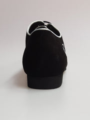 Load image into Gallery viewer, Scarpa da uomo Esteban MS07 KIMA, stringata Oxford in camoscio nero e raso seta zebrato con ricamo bianco, forma tonda.