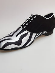 Load image into Gallery viewer, Scarpa uomo Wish Dance Shop Esteban MS07 KIMA in camoscio nero e raso seta zebrato, chiusura stringata, forma tonda, ricamo bianco