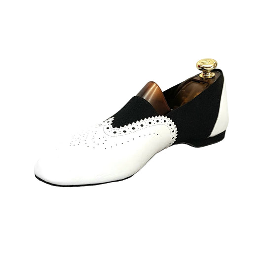 Scarpa Roly Jazz 06 in pelle bianca con elastico nero e suola divisa in resina di gomma, vista frontale su sfondo neutro.