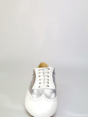 Carica immagine nella Galleria, Adone (MS14) - Stringata Coda di Rondine Mod. Oxford Brogue Scarpa in Vernice Bianca e Pelle Argento Forma Tonda Wish Dance Shop