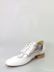 Carica immagine nella Galleria, Adone (MS14) - Stringata Coda di Rondine Mod. Oxford Brogue Scarpa in Vernice Bianca e Pelle Argento Forma Tonda Wish Dance Shop