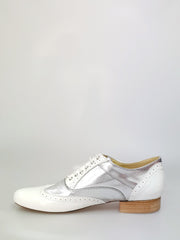 Carica immagine nella Galleria, Adone (MS14) - Stringata Coda di Rondine Mod. Oxford Brogue Scarpa in Vernice Bianca e Pelle Argento Forma Tonda Wish Dance Shop