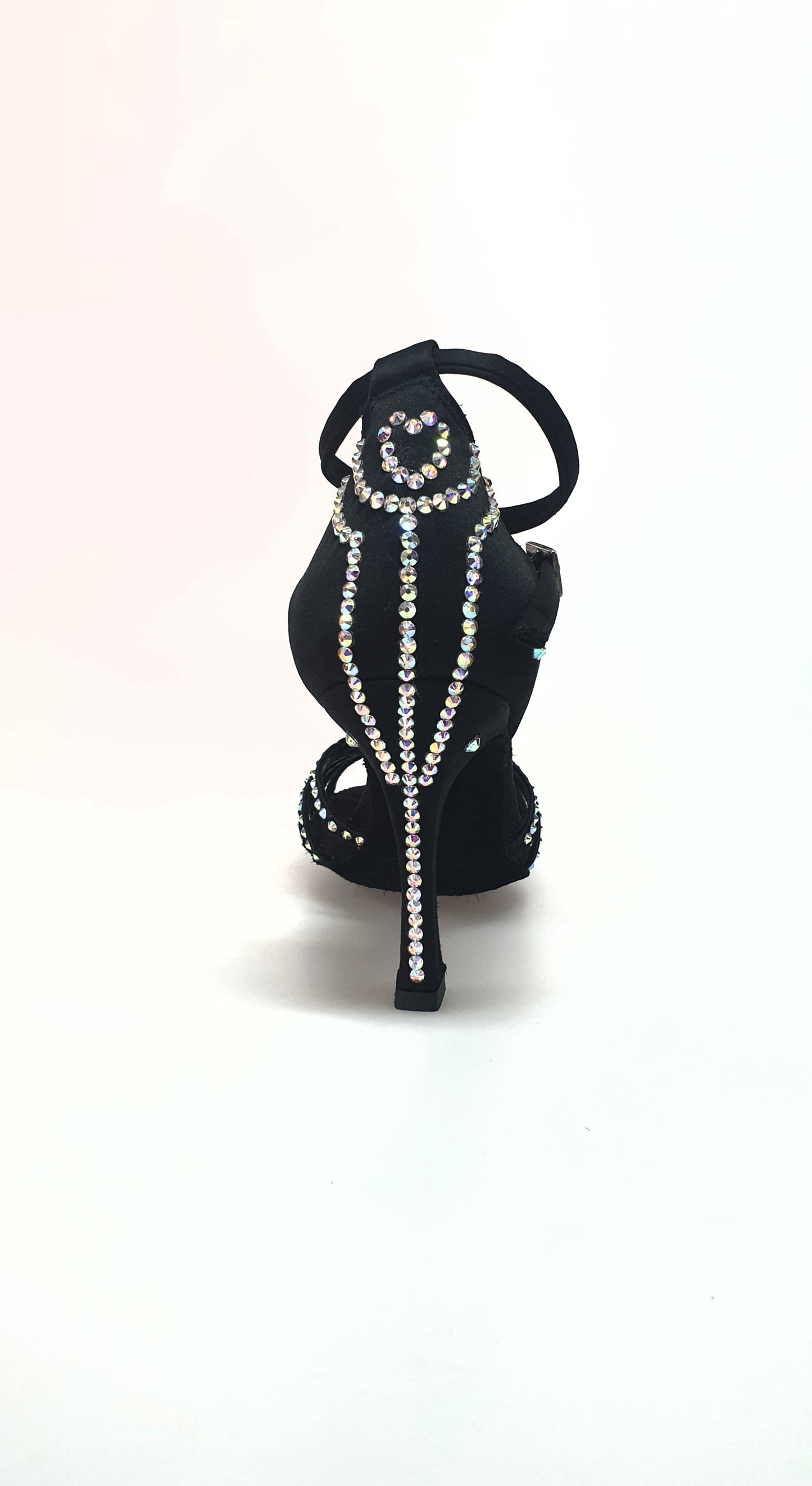 Sandalo da donna LUENIA QB Plus Wish Dance Shop in raso seta nero con cinturino incrociato, Swarovski e tacco a rocchetto.